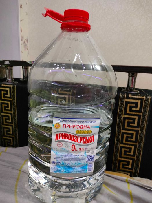 Пластиковые,большие бутылки для воды.