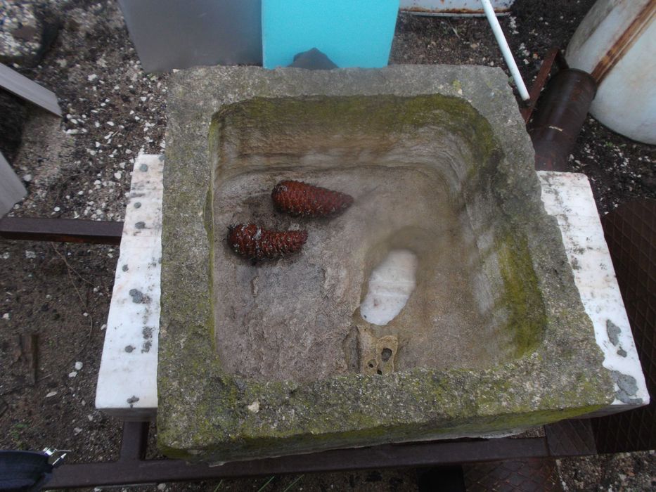 Pias antigas em pedra