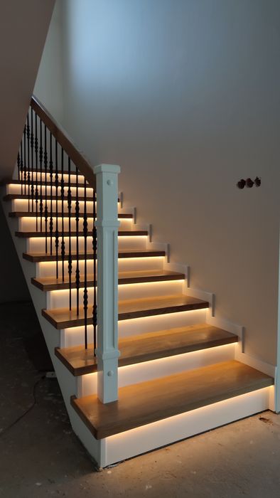 Schody dębowe, lakierowane, dopasowane do potrzeb, na beton, dywanowe.