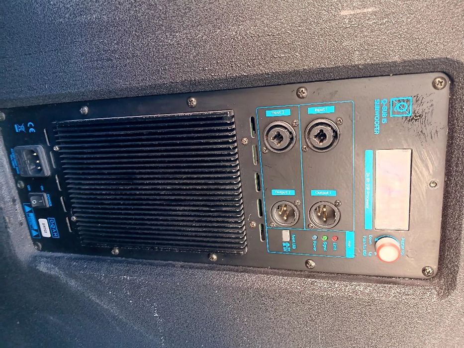 subwoofer ativo Oqan Q-Sub 15. Trata-se de um equipamento de som profissional