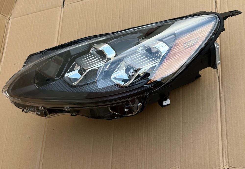 Фары Ford Kuga/Escape (20-24)