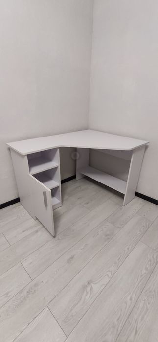 Кутовий стіл білого кольору.