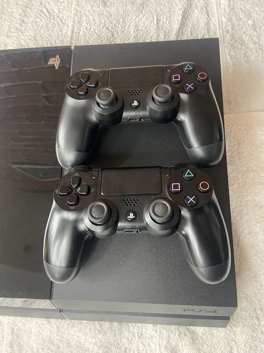 Ps4 c/caixa + 3 jogos, 1 comandos e fones