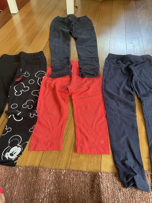 Leggings curtas vermelhas tamanho 8 anos e as restantes tamanho 9 anos