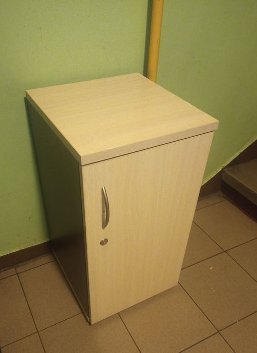 Szafka stojąca zamykana.