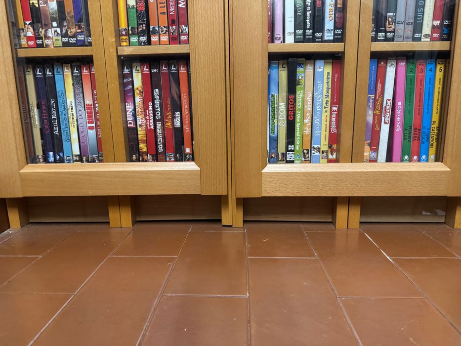 Móvel/estante vitrine para CDs/DVDs com portas de vidro