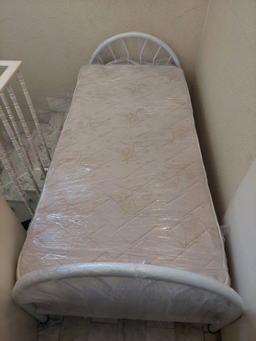 Cama de solteiro(a), em bom estado, ferro branca + colchão