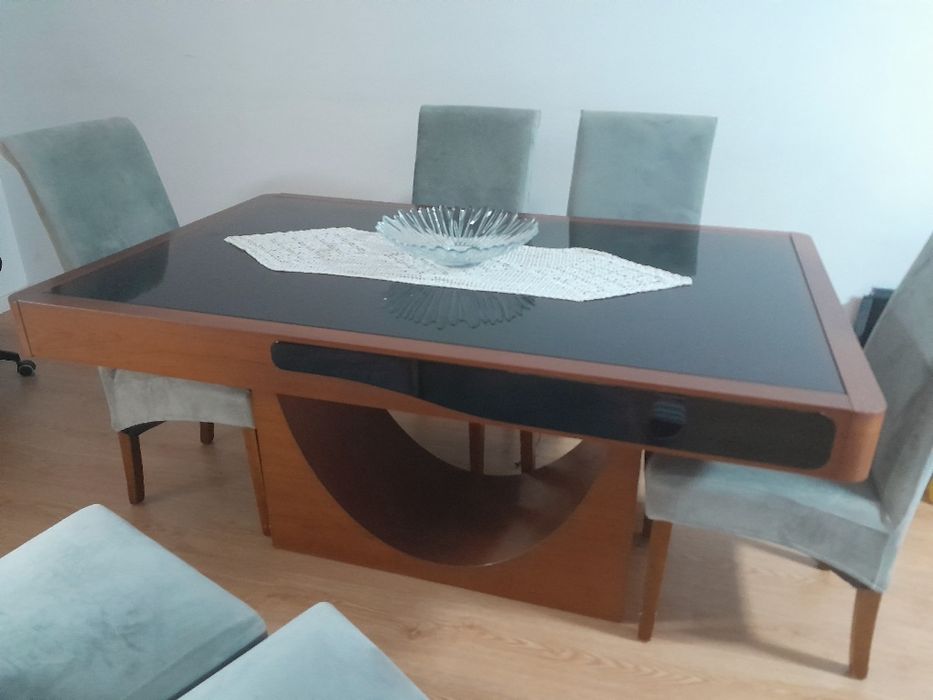 Mesa com 6 cadeiras