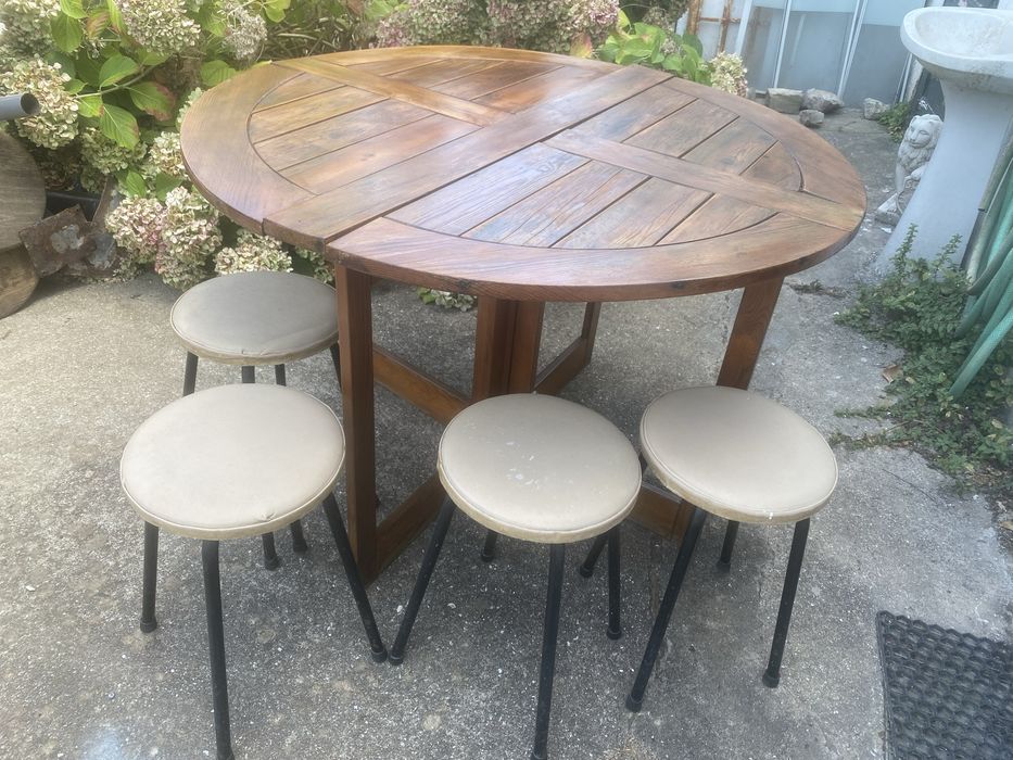 Mesa de madeira com 4 bancos