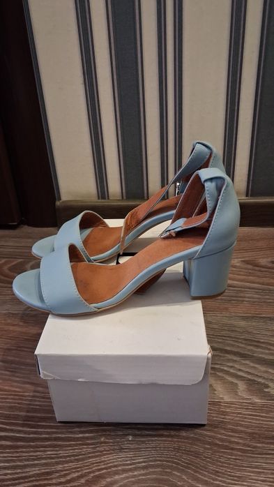 Шкіряні босоніжки на підборах