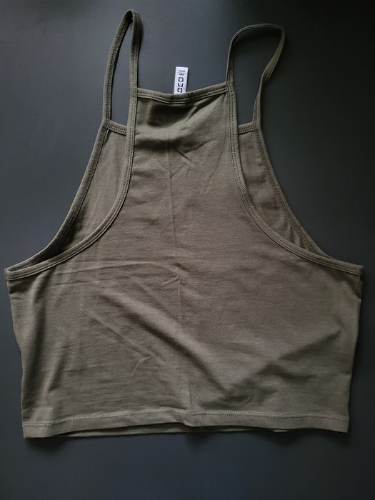 Ciemnozielony top na ramiączkach