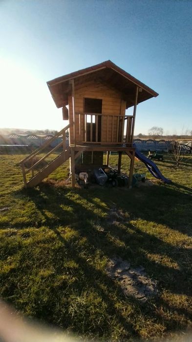 Plac zabaw, domek dla dzieci