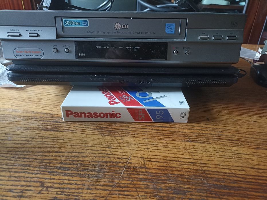Видеоплеер LG L415 с кассетами.