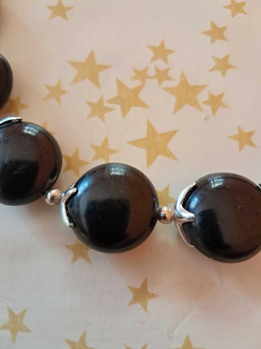 Naszyjnik wykonany z tworzywa