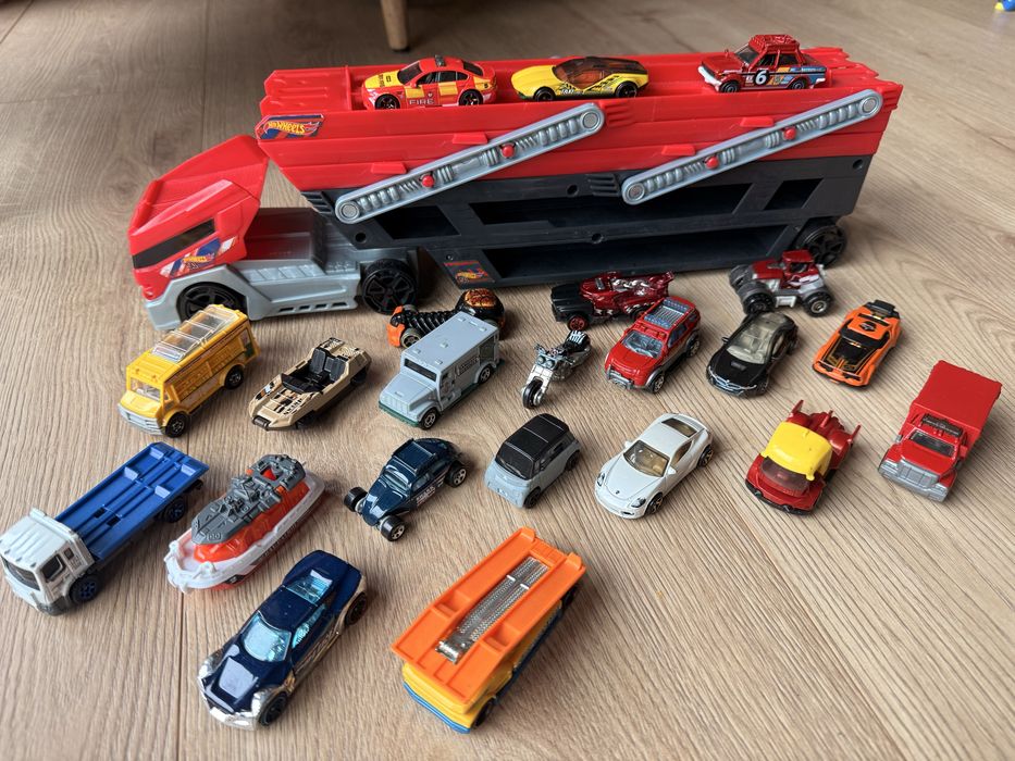Zestaw hot wheels laweta + 22 autka