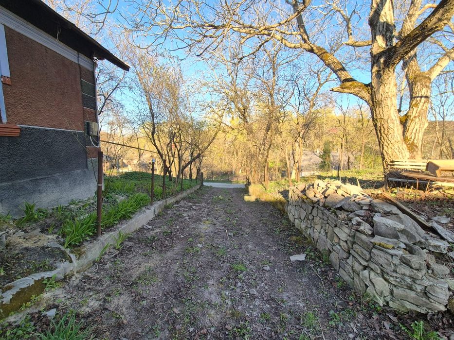 Будинок із комунікаціями, терасою та великою майстернею, с. Словіта