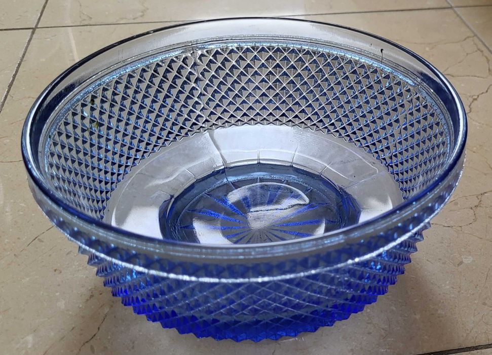 Taça de vidro azul de bicos da Vista Alegre. Em perfeito estado