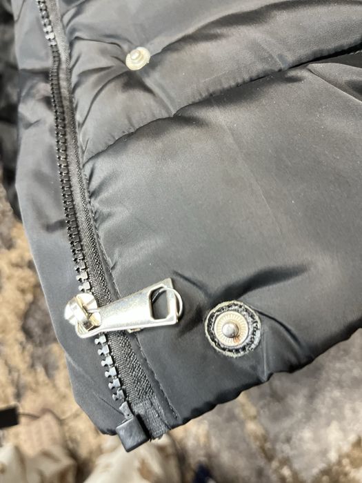 Чорна осіння куртка