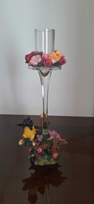 Castiçal Decorativo com Figuras – Vidro Transparente e Base Trabalhada