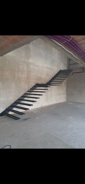 Schody półkowe wspornikowe