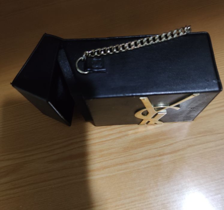 Клатч Yves Saint Laurent.