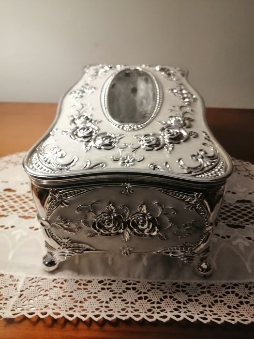 Caixa lindérrima em Acrílico prateada com um toque de luxo.