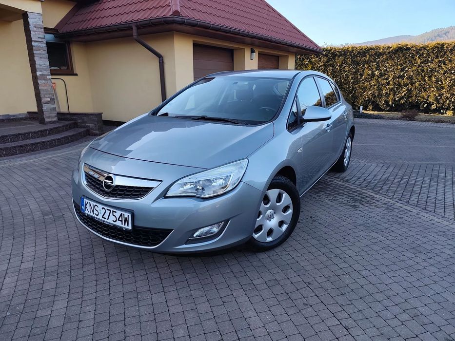 Opel Astra 1.4 Benzyna,Hak,Podgrzewane fotele,Czujniki parkowania