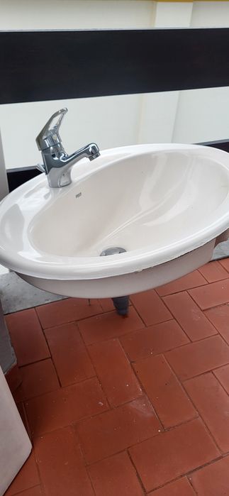 Lavatório e pedra de casa de banho