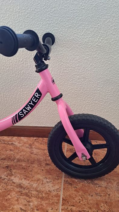 Bicicleta sem pedais com rodas de espuma