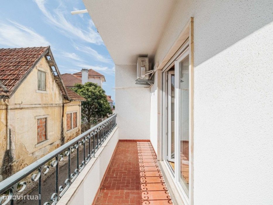T2 com Logradouro e Parqueamento. Um Refúgio no Coração do Estoril