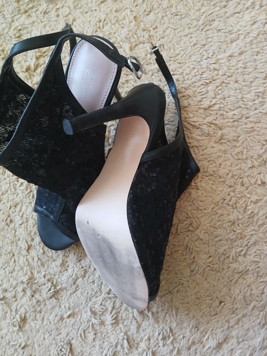 Buty damskie na obcasie.