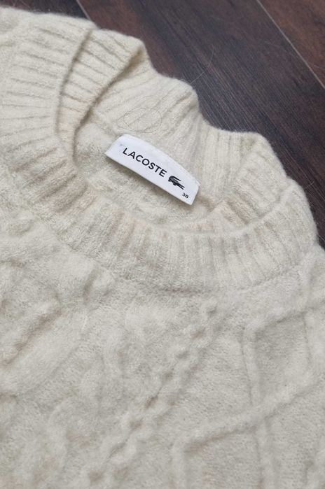 Sweter damski LACOSTE wełniany / z wełną r. S ecru warkocze klasyk