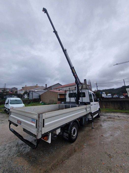 Carrinha Volkswagen Crafter com grua