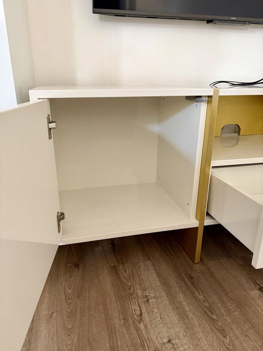 Movel tv branco e dourado