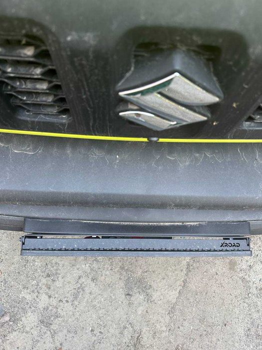 Відкідний тримач номерного знака на клюз лебідки