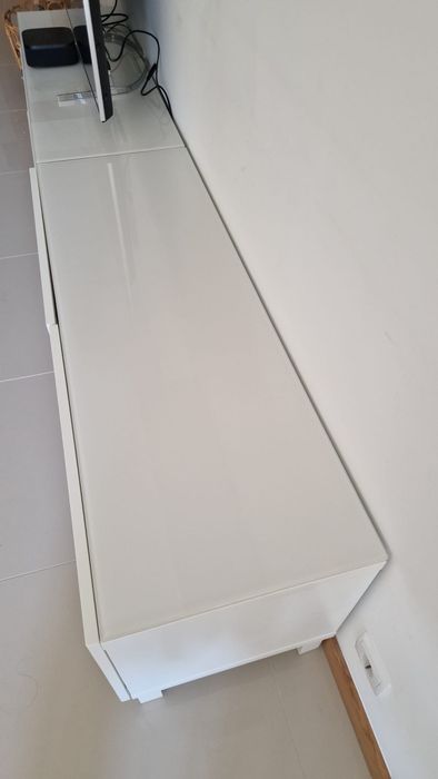 Móvel de TV IKEA BESTÅ Branco Alto Brilho com Tampo em Vidro