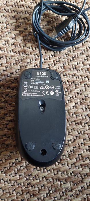 Rato Logitech B100 preto.