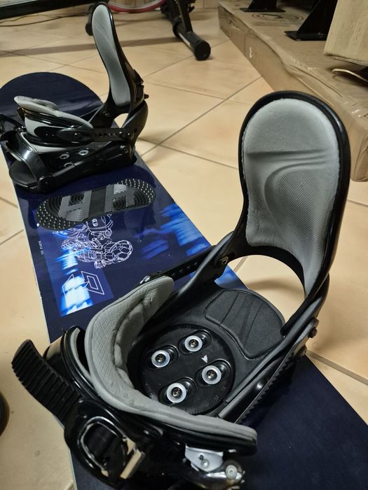 Ładny snowboard HEAD