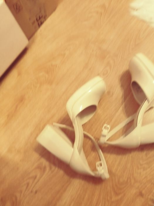 Buty lakier obcas kostka krem bershka 36