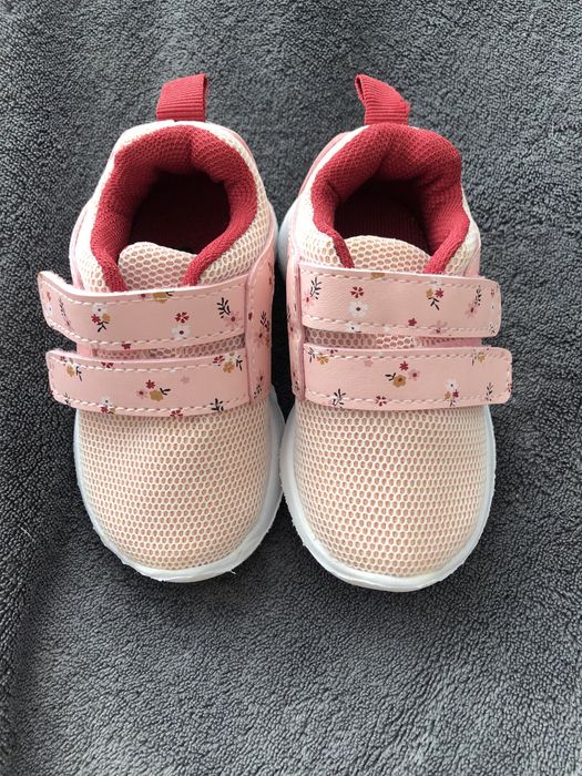 Adidaski z kwiatowym motywem