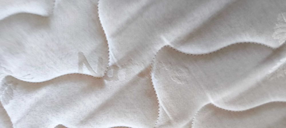 Cama de casal vintage 135x180 com estrado e colchão