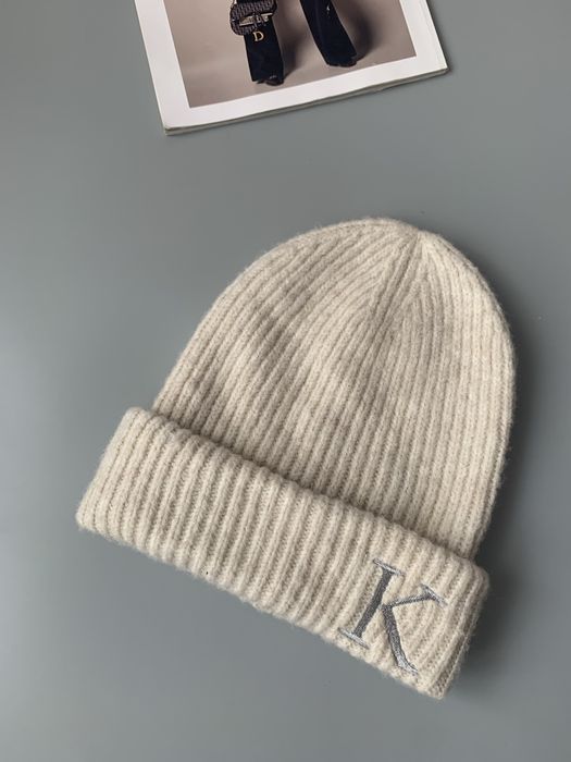 Красива шапуля з буквою