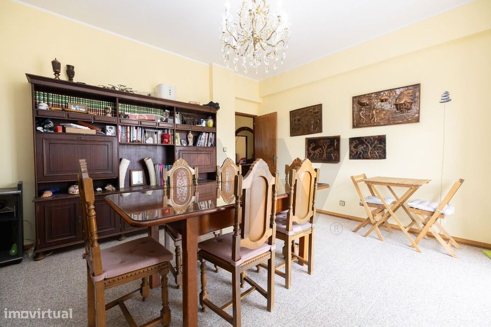 Apartamento T4 em Oeiras com Vistas Deslumbrantes – O Seu Novo Lar!
