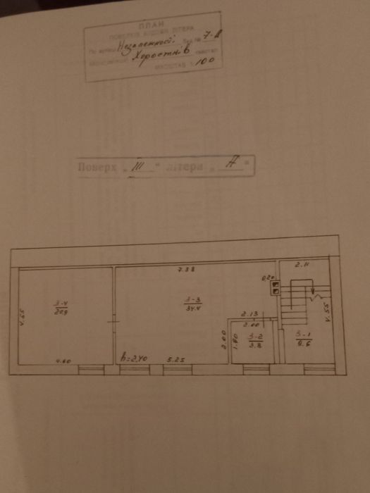 Трьохповерхова комерційна будівля, просторі  зали для торгівлі