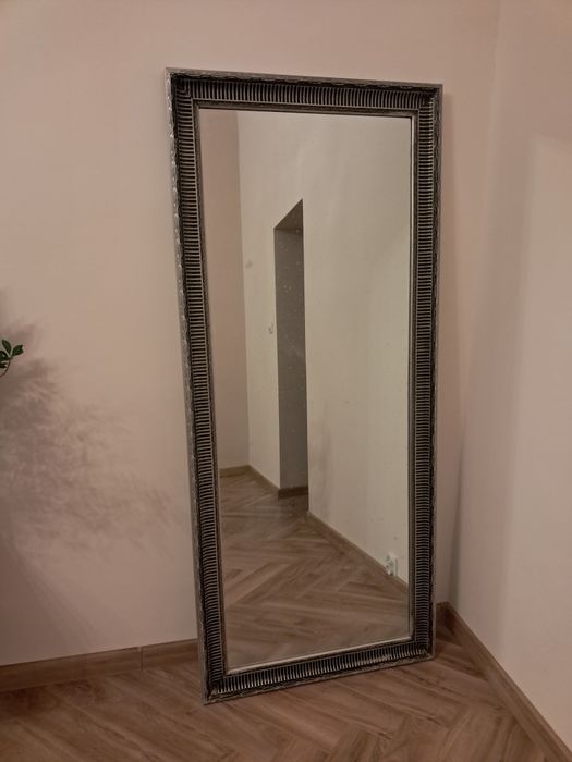 Lustro w ozdobnej ramie