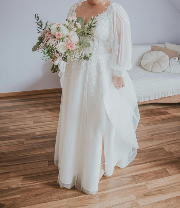 Suknia slubna blyszczaca obledna