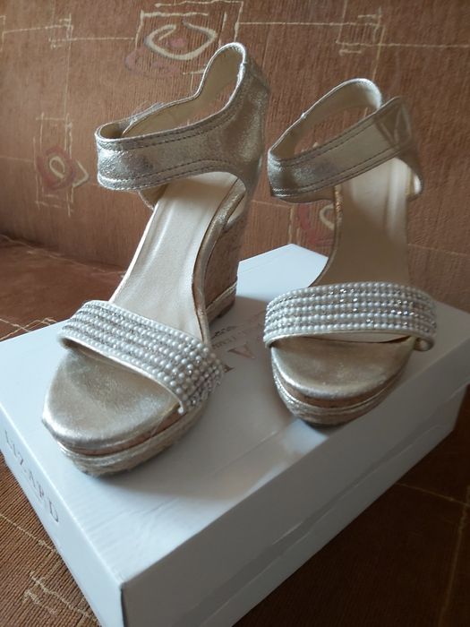 Sandałki na koturnie