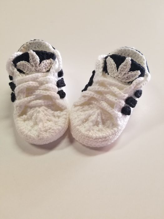 Sapato de bebé feito à mão