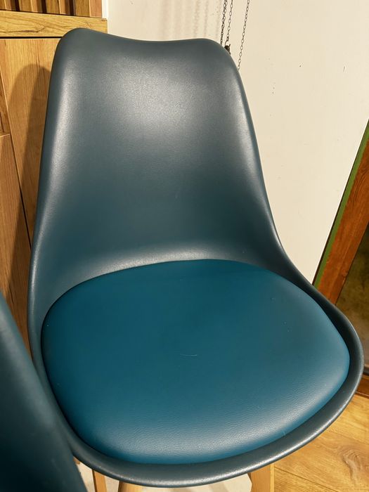 Dwa krzesła wysokie hokery