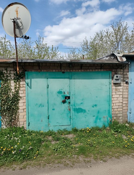 Продам гараж 38 м² с утеплённой комнатой и двором